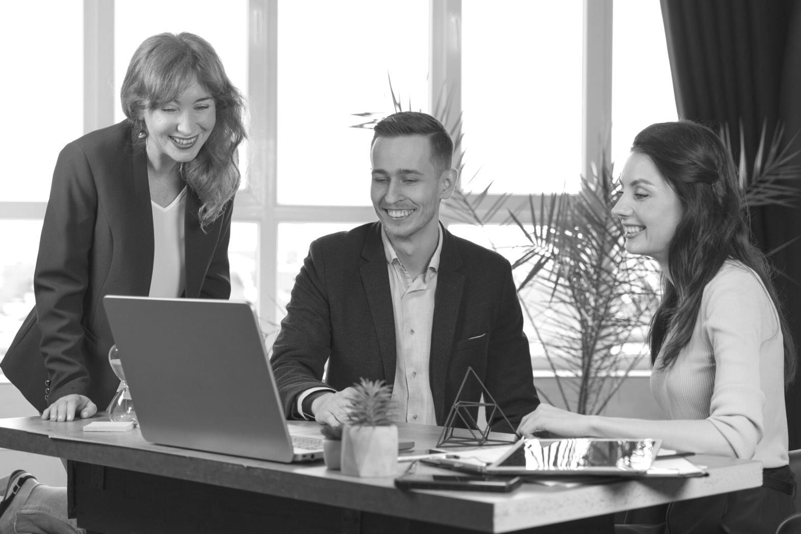 Emeklilik danışmanlığı toplantısında müşteri ile çalışan gonejuxins uzmanı